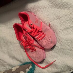 Oncloud tennis shoes.